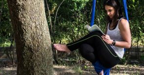La giovane autrice che guarda il mondo dagli alberi: "Ma non è una fuga..."